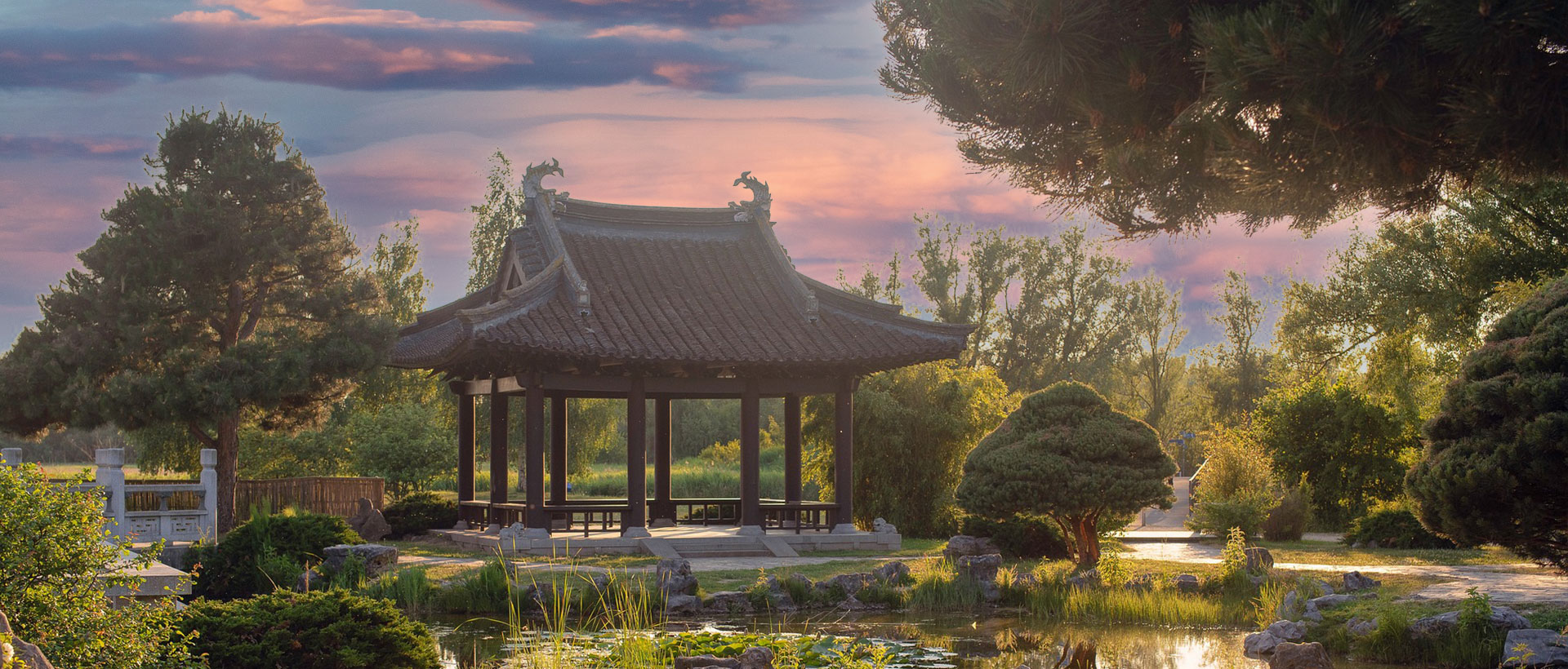 北京京峪園璟園林綠化有限公司擁有一支優(yōu)秀的設(shè)計(jì)團(tuán)隊(duì)和一支精湛施工隊(duì)伍，擁有雄厚的設(shè)計(jì)力量，設(shè)計(jì)隊(duì)伍結(jié)構(gòu)搭配合理，立足于本地化，將完美的人力資源組合在設(shè)計(jì)工作中，行業(yè)專業(yè)技術(shù)高超，配套設(shè)備齊全，管理制度嚴(yán)格，以高效優(yōu)質(zhì)的施工能夠保證設(shè)計(jì)意圖的最大實(shí)現(xiàn)客戶的滿意度.